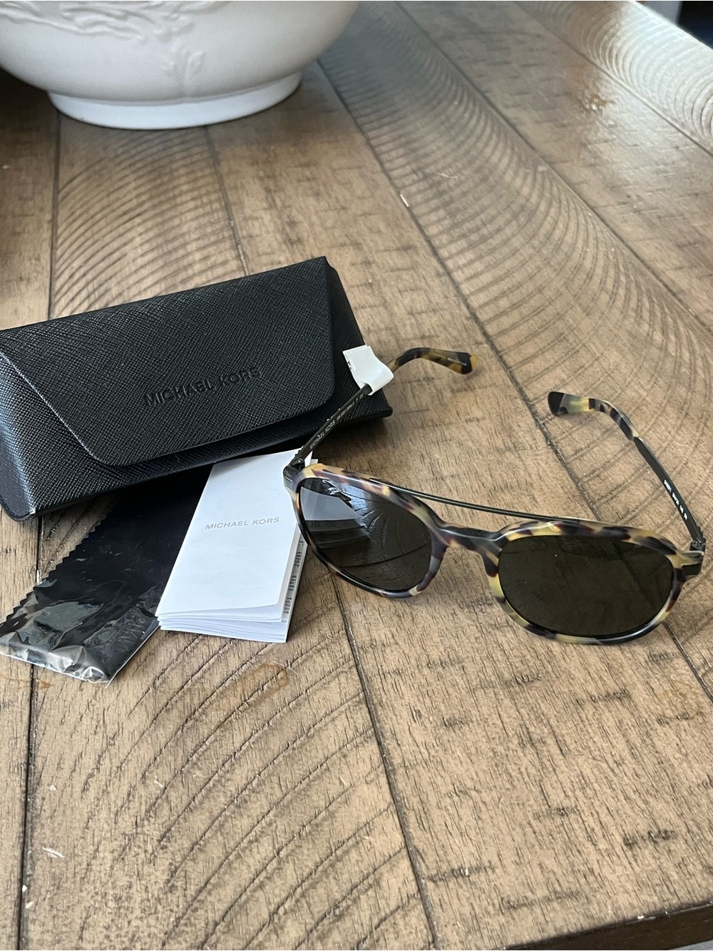 NEW w/CASE MICHAEL KORS SUNGLASSES w/ cleaning cloth and Instructions MK 2031